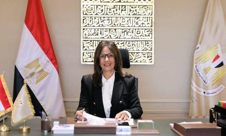الدكتورة جيهان زكي وزيرة الثقافة